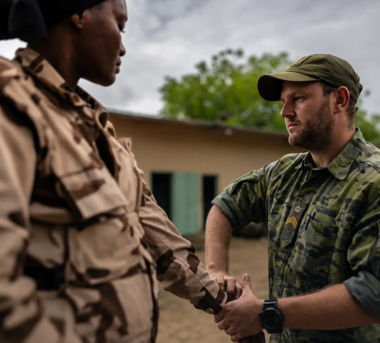 Gereconstrueerd beeld van twee militairen die elkaar buiten een hand geven.